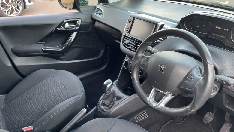 Peugeot 208 1.2 PureTech 82 Signature 5dr [Start Stop] Petrol Hatchback